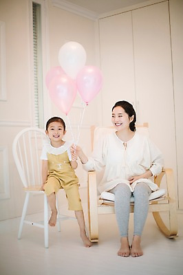 포토 JPG 스튜디오촬영 전신 여자 어린이 가족 모녀 실내 미소 들기 앉기 성인 두명 앞모습 30대 희망 다정 임산부 한국인 즐거움 풍선 설레임 소통 여자만 국내포토 딸 감정 뷰포인트 컨셉 관계 모션 엄마 표정 사람 동양인 내부 장년 임신 파일형식