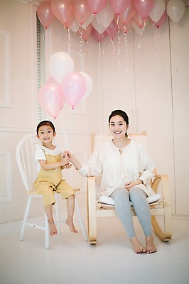 포토 JPG 스튜디오촬영 전신 여자 어린이 가족 모녀 실내 미소 들기 앉기 성인 두명 앞모습 30대 희망 다정 임산부 한국인 즐거움 풍선 설레임 소통 여자만 국내포토 딸 감정 뷰포인트 컨셉 관계 모션 엄마 표정 사람 동양인 내부 장년 임신 파일형식