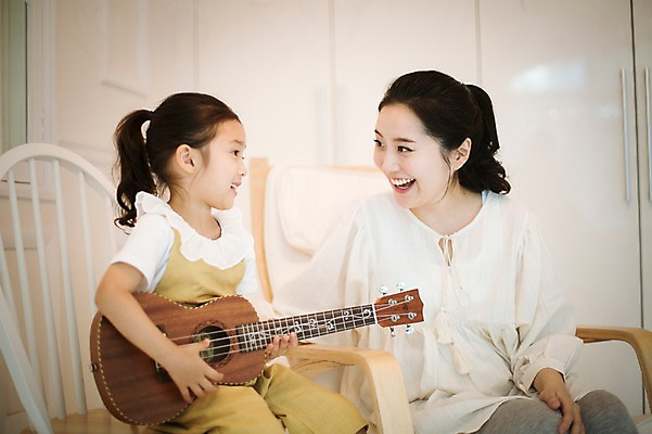 포토 JPG 스튜디오촬영 여자 어린이 연주 가족 모녀 실내 미소 앉기 상반신 성인 두명 앞모습 30대 희망 다정 임산부 한국인 우쿨렐레 즐거움 설레임 소통 여자만 국내포토 딸 감정 음악 뷰포인트 컨셉 관계 모션 엄마 현악기 표정 사람 동양인 내부 장년 임신 파일형식