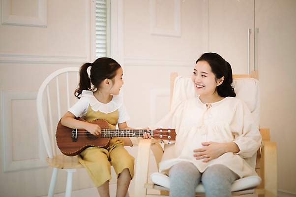 포토 JPG 스튜디오촬영 여자 어린이 연주 가족 모녀 실내 미소 앉기 상반신 성인 두명 앞모습 30대 희망 다정 임산부 한국인 우쿨렐레 즐거움 설레임 소통 여자만 국내포토 딸 감정 음악 뷰포인트 컨셉 관계 모션 엄마 현악기 표정 사람 동양인 내부 장년 임신 파일형식