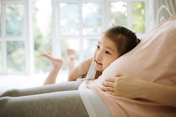 포토 JPG 스튜디오촬영 여자 어린이 엎드리기 가족 모녀 실내 사랑 앉기 상반신 성인 두명 앞모습 옆모습 30대 희망 다정 임산부 듣기 한국인 설레임 소통 여자만 국내포토 딸 감정 뷰포인트 컨셉 관계 모션 엄마 사람 동양인 내부 장년 임신 파일형식
