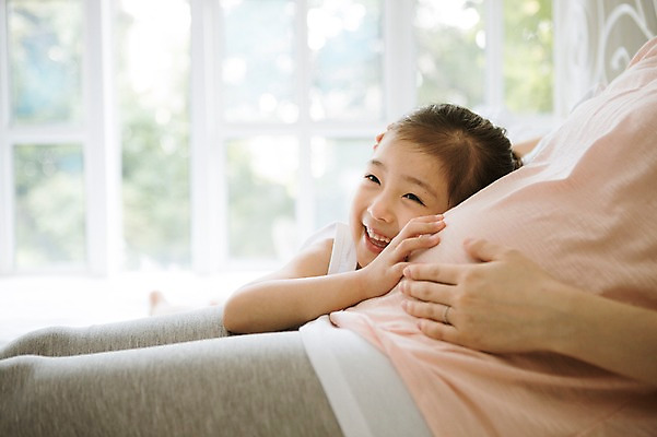 포토 JPG 스튜디오촬영 여자 어린이 가족 모녀 실내 사랑 미소 상반신 성인 두명 앞모습 옆모습 30대 희망 다정 임산부 듣기 한국인 설레임 소통 복부 여자만 국내포토 딸 감정 뷰포인트 컨셉 관계 모션 엄마 표정 사람 동양인 내부 신체부위 장년 임신 파일형식