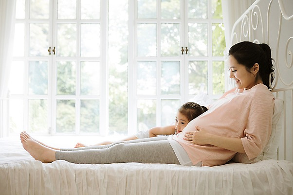 포토 JPG 스튜디오촬영 전신 여자 어린이 가족 모녀 실내 사랑 앉기 성인 두명 옆모습 30대 희망 다정 임산부 듣기 한국인 설레임 소통 여자만 국내포토 딸 감정 뷰포인트 컨셉 관계 모션 엄마 사람 동양인 내부 장년 임신 파일형식