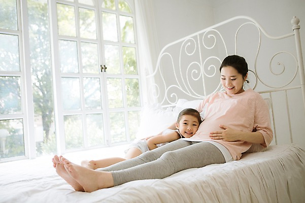 포토 JPG 스튜디오촬영 전신 여자 어린이 가족 모녀 실내 사랑 앉기 성인 두명 앞모습 30대 희망 다정 임산부 듣기 한국인 침대 설레임 소통 여자만 국내포토 딸 감정 뷰포인트 가구 컨셉 관계 모션 엄마 사람 동양인 내부 장년 임신 파일형식