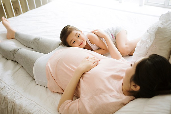 포토 JPG 스튜디오촬영 전신 여자 어린이 가족 모녀 실내 사랑 미소 성인 두명 앞모습 30대 눕기 희망 다정 임산부 듣기 한국인 침대 설레임 소통 여자만 국내포토 딸 감정 뷰포인트 가구 컨셉 관계 모션 엄마 표정 사람 동양인 내부 장년 임신 파일형식