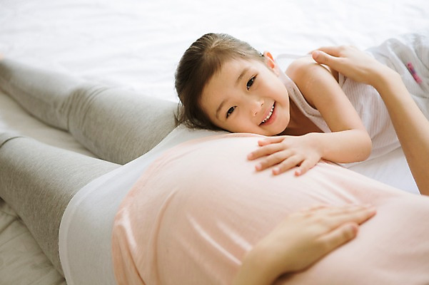 포토 JPG 스튜디오촬영 여자 어린이 가족 모녀 실내 사랑 미소 상반신 성인 두명 앞모습 30대 희망 다정 임산부 듣기 한국인 설레임 소통 여자만 국내포토 딸 감정 뷰포인트 컨셉 관계 모션 엄마 표정 사람 동양인 내부 장년 임신 파일형식