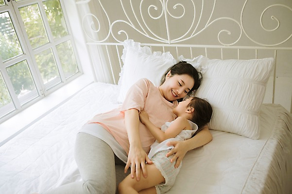 포토 JPG 스튜디오촬영 여자 어린이 가족 포옹 모녀 휴식 실내 사랑 미소 상반신 성인 두명 옆모습 30대 눕기 희망 다정 임산부 한국인 침대 설레임 소통 여자만 국내포토 딸 감정 뷰포인트 가구 컨셉 관계 안기 모션 엄마 표정 사람 동양인 내부 장년 임신 파일형식