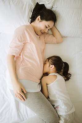 포토 JPG 스튜디오촬영 여자 어린이 가족 모녀 키스 실내 사랑 미소 상반신 성인 두명 옆모습 30대 눕기 희망 다정 임산부 한국인 침대 설레임 소통 여자만 국내포토 딸 감정 뷰포인트 가구 컨셉 관계 모션 엄마 표정 사람 동양인 내부 장년 임신 애정표현 파일형식