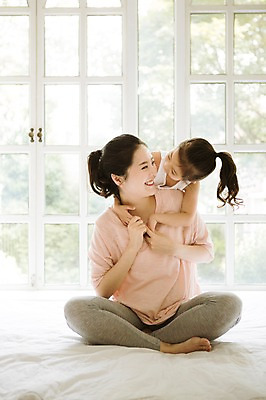 포토 JPG 스튜디오촬영 전신 여자 어린이 장난 가족 모녀 휴식 실내 사랑 서기 미소 앉기 성인 두명 앞모습 30대 희망 다정 임산부 한국인 침대 설레임 소통 여자만 국내포토 딸 감정 뷰포인트 가구 컨셉 관계 모션 엄마 표정 사람 동양인 내부 장년 임신 파일형식