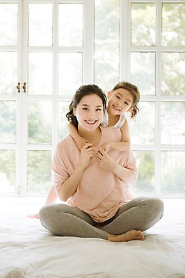 포토 JPG 스튜디오촬영 전신 여자 어린이 장난 가족 모녀 휴식 실내 사랑 서기 미소 앉기 성인 두명 앞모습 30대 희망 다정 임산부 한국인 침대 설레임 소통 여자만 국내포토 딸 감정 뷰포인트 가구 컨셉 관계 모션 엄마 표정 사람 동양인 내부 장년 임신 파일형식