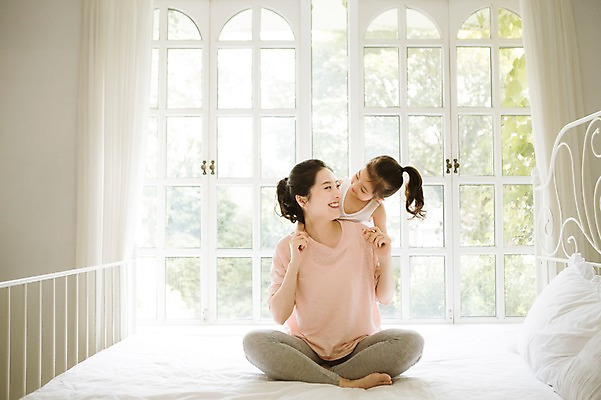 포토 JPG 스튜디오촬영 전신 여자 어린이 장난 가족 모녀 휴식 실내 사랑 서기 미소 앉기 성인 두명 앞모습 30대 희망 다정 임산부 한국인 침대 설레임 소통 여자만 국내포토 딸 감정 뷰포인트 가구 컨셉 관계 모션 엄마 표정 사람 동양인 내부 장년 임신 파일형식