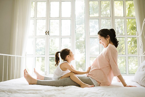 포토 JPG 스튜디오촬영 전신 여자 어린이 장난 가족 모녀 휴식 실내 앉기 성인 두명 옆모습 30대 마주보기 희망 다정 임산부 한국인 침대 즐거움 설레임 소통 여자만 국내포토 딸 감정 뷰포인트 가구 컨셉 관계 모션 엄마 사람 동양인 내부 장년 임신 파일형식