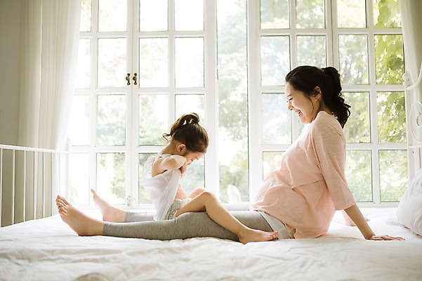 포토 JPG 스튜디오촬영 전신 여자 어린이 장난 가족 모녀 휴식 실내 미소 앉기 성인 두명 옆모습 30대 희망 다정 임산부 한국인 침대 즐거움 설레임 소통 여자만 국내포토 딸 감정 뷰포인트 가구 컨셉 관계 모션 엄마 표정 사람 동양인 내부 장년 임신 파일형식