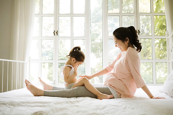 포토 JPG 스튜디오촬영 전신 여자 어린이 장난 가족 모녀 휴식 실내 미소 앉기 성인 두명 옆모습 30대 희망 다정 임산부 한국인 침대 즐거움 설레임 소통 여자만 국내포토 딸 감정 뷰포인트 가구 컨셉 관계 모션 엄마 표정 사람 동양인 내부 장년 임신 파일형식