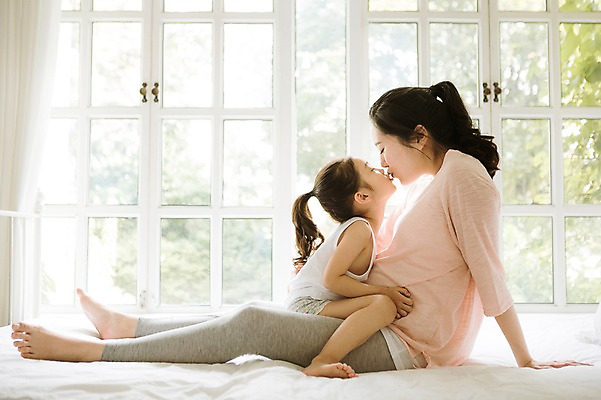 포토 JPG 스튜디오촬영 전신 여자 어린이 가족 모녀 휴식 키스 실내 사랑 앉기 성인 두명 옆모습 30대 희망 다정 임산부 한국인 침대 설레임 소통 여자만 국내포토 딸 감정 뷰포인트 가구 컨셉 관계 모션 엄마 사람 동양인 내부 장년 임신 애정표현 파일형식