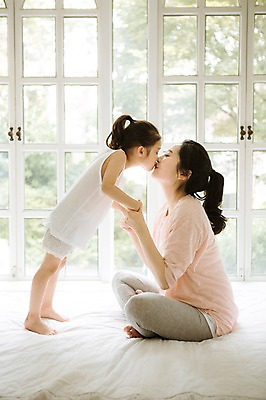 포토 JPG 스튜디오촬영 전신 여자 어린이 가족 모녀 키스 실내 사랑 서기 앉기 성인 두명 옆모습 30대 희망 다정 임산부 한국인 침대 설레임 소통 여자만 국내포토 딸 감정 뷰포인트 가구 컨셉 관계 모션 엄마 사람 동양인 내부 장년 임신 애정표현 파일형식