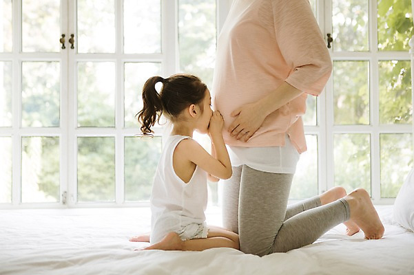 포토 JPG 스튜디오촬영 전신 여자 어린이 가족 모녀 실내 사랑 앉기 성인 두명 옆모습 30대 희망 다정 임산부 한국인 하반신 침대 귓속말 설레임 소통 여자만 국내포토 딸 감정 뷰포인트 가구 컨셉 관계 모션 엄마 사람 동양인 내부 장년 임신 파일형식