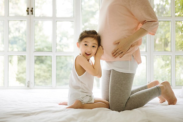 포토 JPG 스튜디오촬영 전신 여자 어린이 가족 모녀 휴식 실내 사랑 앉기 성인 두명 옆모습 30대 희망 다정 임산부 듣기 한국인 하반신 침대 설레임 소통 여자만 국내포토 딸 감정 뷰포인트 가구 컨셉 관계 모션 엄마 사람 동양인 내부 장년 임신 파일형식