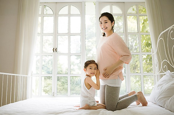 포토 JPG 스튜디오촬영 전신 여자 어린이 가족 모녀 휴식 실내 사랑 미소 앉기 성인 두명 옆모습 30대 희망 다정 임산부 듣기 한국인 침대 설레임 소통 여자만 국내포토 딸 감정 뷰포인트 가구 컨셉 관계 모션 엄마 표정 사람 동양인 내부 장년 임신 파일형식