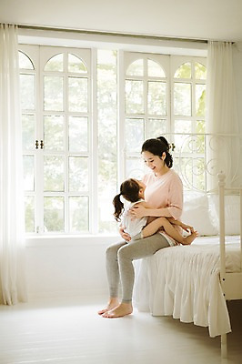 포토 JPG 스튜디오촬영 전신 여자 어린이 가족 모녀 휴식 실내 사랑 미소 앉기 성인 두명 옆모습 30대 희망 화목 다정 임산부 한국인 침대 설레임 소통 여자만 국내포토 딸 감정 뷰포인트 가구 컨셉 관계 모션 엄마 표정 사람 동양인 내부 장년 임신 파일형식