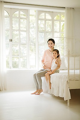 포토 JPG 스튜디오촬영 전신 여자 어린이 가족 모녀 휴식 실내 미소 앉기 성인 두명 옆모습 30대 희망 다정 임산부 한국인 침대 설레임 소통 여자만 국내포토 딸 감정 뷰포인트 가구 컨셉 관계 모션 엄마 표정 사람 동양인 내부 장년 임신 파일형식