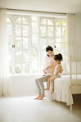 포토 JPG 스튜디오촬영 전신 여자 어린이 가족 모녀 휴식 실내 미소 앉기 성인 두명 옆모습 30대 희망 다정 임산부 한국인 침대 설레임 소통 여자만 국내포토 딸 감정 뷰포인트 가구 컨셉 관계 모션 엄마 표정 사람 동양인 내부 장년 임신 파일형식