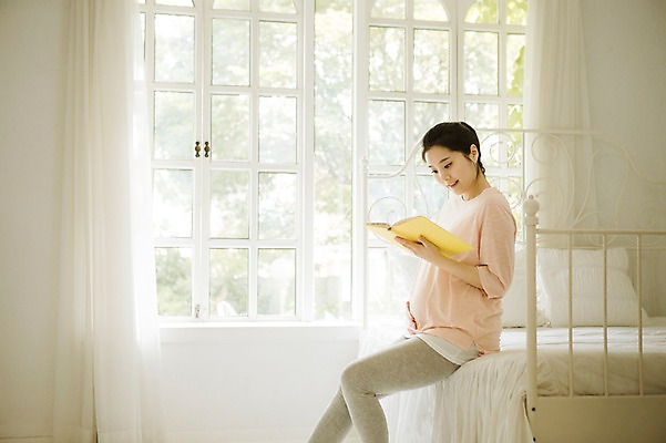 포토 JPG 스튜디오촬영 여자 엄마 휴식 실내 한명 들기 앉기 상반신 성인 옆모습 책 30대 독서 희망 임산부 한국인 침대 보호 준비 설레임 성인여자만 성인여자한명만 장년여자한명만 국내포토 1 감정 뷰포인트 가구 컨셉 가족 모션 사람 동양인 내부 장년 임신 여자만 여자한명만 장년여자만 성인만 파일형식