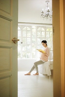 포토 JPG 스튜디오촬영 전신 여자 엄마 휴식 실내 한명 들기 앉기 성인 옆모습 책 30대 독서 희망 임산부 한국인 침대 보호 준비 설레임 성인여자만 성인여자한명만 장년여자한명만 국내포토 1 감정 뷰포인트 가구 컨셉 가족 모션 사람 동양인 내부 장년 임신 여자만 여자한명만 장년여자만 성인만 파일형식