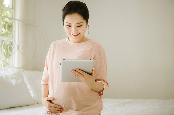 포토 JPG 스튜디오촬영 여자 엄마 휴식 실내 한명 미소 들기 앉기 상반신 성인 앞모습 30대 태블릿 희망 임산부 한국인 침대 웹서핑 보호 준비 설레임 성인여자만 성인여자한명만 장년여자한명만 국내포토 1 감정 뷰포인트 가구 컨셉 가족 모션 표정 사람 동양인 내부 장년 전자제품 스마트기기 임신 여자만 여자한명만 장년여자만 성인만 파일형식