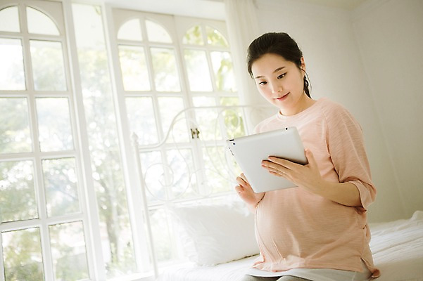 포토 JPG 스튜디오촬영 여자 엄마 휴식 실내 한명 미소 들기 앉기 상반신 성인 앞모습 30대 태블릿 희망 임산부 한국인 침대 웹서핑 보호 준비 설레임 성인여자만 성인여자한명만 장년여자한명만 국내포토 1 감정 뷰포인트 가구 컨셉 가족 모션 표정 사람 동양인 내부 장년 전자제품 스마트기기 임신 여자만 여자한명만 장년여자만 성인만 파일형식