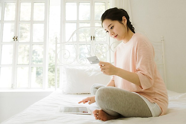 포토 JPG 스튜디오촬영 전신 여자 엄마 모바일 실내 한명 앉기 성인 옆모습 30대 태블릿 희망 임산부 한국인 침대 보호 준비 온라인쇼핑 모바일쇼핑 설레임 성인여자만 성인여자한명만 장년여자한명만 국내포토 1 감정 뷰포인트 가구 컨셉 가족 모션 사람 동양인 내부 장년 전자제품 스마트기기 쇼핑 임신 온라인 여자만 여자한명만 장년여자만 성인만 파일형식