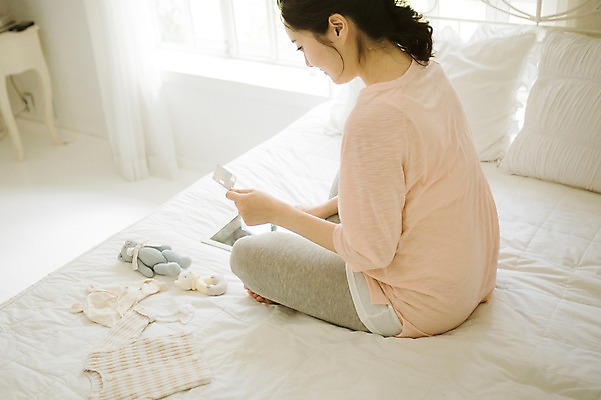 포토 JPG 스튜디오촬영 전신 여자 엄마 모바일 실내 한명 앉기 성인 뒷모습 30대 태블릿 희망 임산부 한국인 침대 보호 준비 온라인쇼핑 모바일쇼핑 설레임 성인여자만 성인여자한명만 장년여자한명만 국내포토 1 감정 뷰포인트 가구 컨셉 가족 모션 사람 동양인 내부 장년 전자제품 스마트기기 쇼핑 임신 온라인 여자만 여자한명만 장년여자만 성인만 파일형식