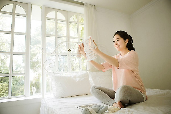 포토 JPG 스튜디오촬영 전신 여자 행복 엄마 실내 한명 미소 들기 성인 앞모습 30대 희망 임산부 한국인 침대 보호 준비 유아복 설레임 성인여자만 성인여자한명만 장년여자한명만 국내포토 1 옷 감정 뷰포인트 가구 컨셉 가족 모션 표정 사람 동양인 내부 장년 임신 아기용품 여자만 여자한명만 장년여자만 성인만 파일형식