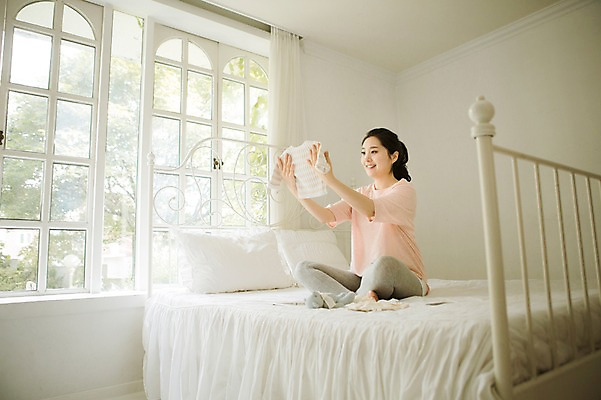 포토 JPG 스튜디오촬영 전신 여자 행복 엄마 실내 한명 미소 들기 앉기 성인 앞모습 30대 희망 임산부 한국인 침대 보호 준비 유아복 설레임 성인여자만 성인여자한명만 장년여자한명만 국내포토 1 옷 감정 뷰포인트 가구 컨셉 가족 모션 표정 사람 동양인 내부 장년 임신 아기용품 여자만 여자한명만 장년여자만 성인만 파일형식