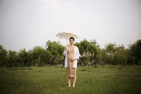 포토 JPG 주간 전신 여자 엄마 휴식 한명 서기 미소 들기 잔디 성인 야외 앞모습 30대 산책 임산부 한국인 보호 상쾌 양산 성인여자만 성인여자한명만 장년여자한명만 국내포토 자연요소 식물 1 감정 뷰포인트 컨셉 가족 모션 표정 사람 동양인 장년 임신 여자만 여자한명만 장년여자만 성인만 파일형식