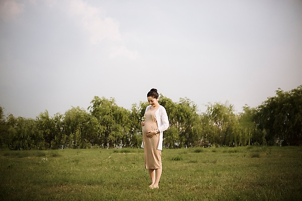 포토 JPG 주간 전신 여자 엄마 휴식 사랑 한명 서기 손짓 잔디 성인 야외 앞모습 30대 산책 임산부 한국인 보호 상쾌 감싸기 성인여자만 성인여자한명만 장년여자한명만 국내포토 자연요소 식물 1 감정 뷰포인트 컨셉 가족 모션 사람 동양인 장년 임신 여자만 여자한명만 장년여자만 성인만 파일형식