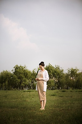 포토 JPG 주간 전신 여자 엄마 휴식 사랑 한명 서기 손짓 잔디 성인 야외 앞모습 30대 산책 임산부 한국인 보호 상쾌 감싸기 성인여자만 성인여자한명만 장년여자한명만 국내포토 자연요소 식물 1 감정 뷰포인트 컨셉 가족 모션 사람 동양인 장년 임신 여자만 여자한명만 장년여자만 성인만 파일형식