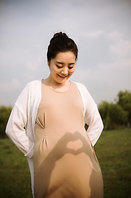 포토 JPG 주간 여자 엄마 휴식 그림자 사랑 한명 서기 미소 잔디 상반신 야외 앞모습 30대 산책 임산부 한국인 보호 상쾌 손하트 성인여자만 성인여자한명만 장년여자한명만 국내포토 자연요소 식물 1 감정 뷰포인트 컨셉 가족 모션 표정 사람 동양인 손짓 장년 임신 여자만 여자한명만 장년여자만 성인만 파일형식