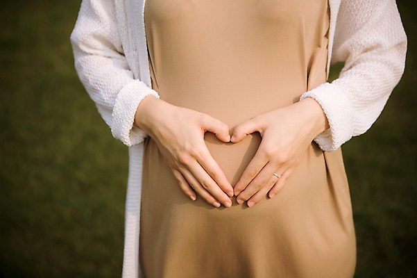 포토 JPG 주간 여자 엄마 휴식 사랑 한명 서기 잔디 상반신 야외 앞모습 30대 산책 임산부 한국인 보호 상쾌 손하트 성인여자만 성인여자한명만 장년여자한명만 국내포토 자연요소 식물 1 감정 뷰포인트 컨셉 가족 모션 사람 동양인 손짓 장년 임신 여자만 여자한명만 장년여자만 성인만 파일형식