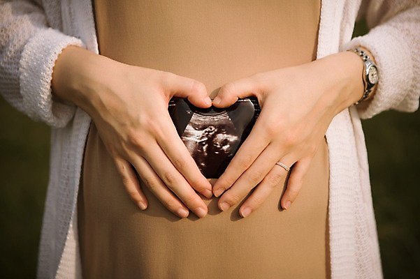 포토 JPG 주간 여자 엄마 휴식 사랑 한명 서기 들기 잔디 상반신 성인 야외 앞모습 30대 산책 임산부 한국인 보호 상쾌 손하트 초음파사진 복부 성인여자만 성인여자한명만 장년여자한명만 국내포토 자연요소 식물 1 감정 뷰포인트 컨셉 가족 모션 사람 동양인 손짓 신체부위 장년 임신 여자만 여자한명만 장년여자만 성인만 파일형식