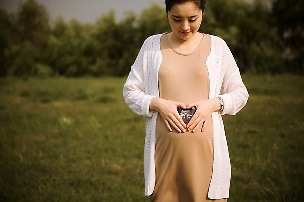 포토 JPG 주간 여자 엄마 휴식 사랑 한명 서기 잔디 상반신 성인 야외 앞모습 30대 산책 임산부 한국인 보호 상쾌 손하트 초음파사진 성인여자만 성인여자한명만 장년여자한명만 국내포토 자연요소 식물 1 감정 뷰포인트 컨셉 가족 모션 사람 동양인 손짓 장년 임신 여자만 여자한명만 장년여자만 성인만 파일형식