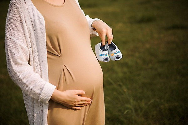 포토 JPG 주간 여자 엄마 휴식 사랑 한명 서기 들기 잔디 상반신 성인 야외 옆모습 30대 산책 임산부 한국인 보호 상쾌 아기신발 복부 성인여자만 성인여자한명만 장년여자한명만 국내포토 자연요소 식물 1 감정 뷰포인트 신발 컨셉 가족 모션 사람 동양인 신체부위 장년 임신 아기용품 여자만 여자한명만 장년여자만 성인만 파일형식