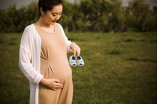 포토 JPG 주간 여자 엄마 휴식 사랑 한명 서기 들기 잔디 상반신 성인 야외 앞모습 30대 산책 임산부 한국인 보호 상쾌 아기신발 성인여자만 성인여자한명만 장년여자한명만 국내포토 자연요소 식물 1 감정 뷰포인트 신발 컨셉 가족 모션 사람 동양인 장년 임신 아기용품 여자만 여자한명만 장년여자만 성인만 파일형식
