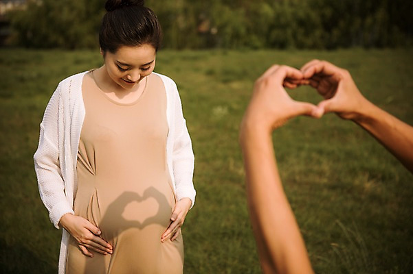 포토 JPG 주간 손 여자 엄마 휴식 그림자 사랑 서기 잔디 상반신 성인 야외 두명 앞모습 신체부위 30대 산책 임산부 한국인 보호 상쾌 손하트 국내포토 자연요소 식물 감정 뷰포인트 컨셉 가족 모션 사람 동양인 손짓 장년 임신 파일형식