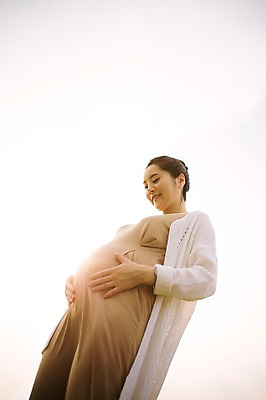 포토 JPG 주간 여자 로우앵글 엄마 휴식 사랑 한명 서기 미소 잔디 상반신 성인 야외 옆모습 30대 산책 임산부 한국인 보호 상쾌 감싸기 성인여자만 성인여자한명만 장년여자한명만 국내포토 자연요소 식물 1 감정 뷰포인트 컨셉 가족 모션 표정 사람 동양인 장년 임신 여자만 여자한명만 장년여자만 성인만 파일형식
