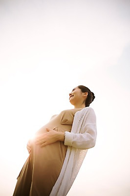 포토 JPG 주간 여자 로우앵글 엄마 휴식 사랑 한명 서기 미소 잔디 상반신 성인 야외 옆모습 30대 산책 임산부 한국인 보호 상쾌 감싸기 성인여자만 성인여자한명만 장년여자한명만 국내포토 자연요소 식물 1 감정 뷰포인트 컨셉 가족 모션 표정 사람 동양인 장년 임신 여자만 여자한명만 장년여자만 성인만 파일형식