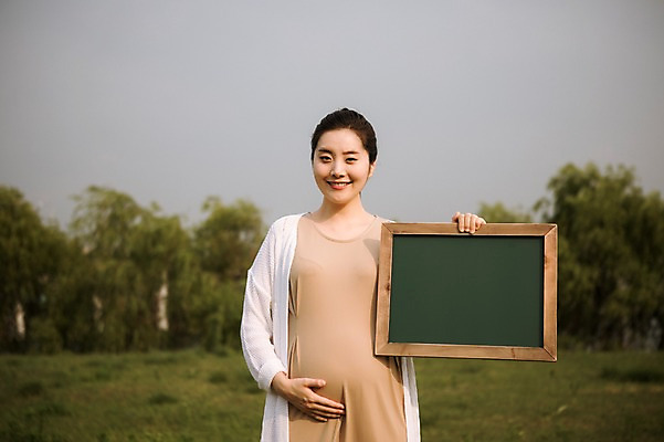포토 JPG 주간 배너 여자 엄마 휴식 사각프레임 광고판 알림판 한명 미소 들기 잔디 상반신 성인 야외 앞모습 30대 산책 임산부 한국인 보호 상쾌 성인여자만 성인여자한명만 장년여자한명만 국내포토 자연요소 식물 1 감정 뷰포인트 컨셉 가족 모션 프레임 표정 사람 동양인 장년 사각형 임신 판 여자만 여자한명만 장년여자만 성인만 파일형식