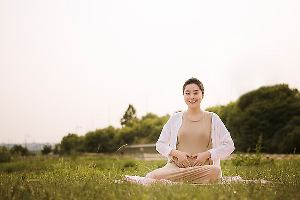 포토 JPG 주간 전신 여자 행복 엄마 휴식 사랑 한명 미소 앉기 잔디 성인 야외 앞모습 30대 산책 임산부 한국인 보호 상쾌 손하트 성인여자만 성인여자한명만 장년여자한명만 국내포토 자연요소 식물 1 감정 뷰포인트 컨셉 가족 모션 표정 사람 동양인 손짓 장년 임신 여자만 여자한명만 장년여자만 성인만 파일형식