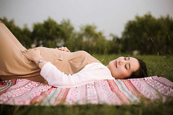 포토 JPG 주간 여자 엄마 휴식 한명 잔디 상반신 성인 야외 옆모습 30대 눕기 눈감음 산책 임산부 한국인 보호 돗자리 상쾌 성인여자만 성인여자한명만 장년여자한명만 국내포토 자연요소 식물 1 감정 뷰포인트 컨셉 가족 모션 사람 동양인 장년 임신 여자만 여자한명만 장년여자만 성인만 파일형식