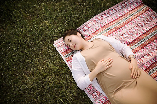 포토 JPG 주간 여자 엄마 휴식 한명 잔디 상반신 성인 야외 앞모습 30대 눕기 눈감음 산책 임산부 한국인 보호 돗자리 상쾌 성인여자만 성인여자한명만 장년여자한명만 국내포토 자연요소 식물 1 감정 뷰포인트 컨셉 가족 모션 사람 동양인 장년 임신 여자만 여자한명만 장년여자만 성인만 파일형식